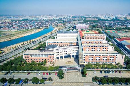 学校食堂绞肉机现活蛆 校长被停职