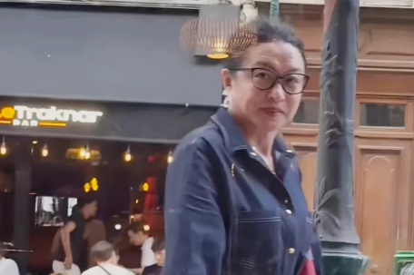 57岁金星巴黎街头被偶遇