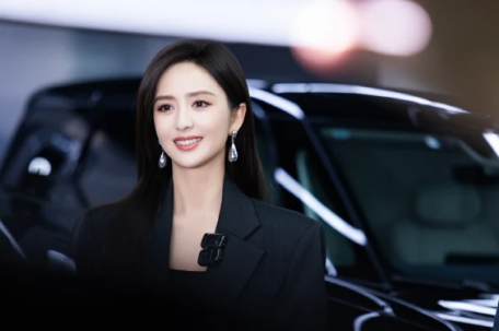 佟丽娅与助理悠闲热聊 状态超好