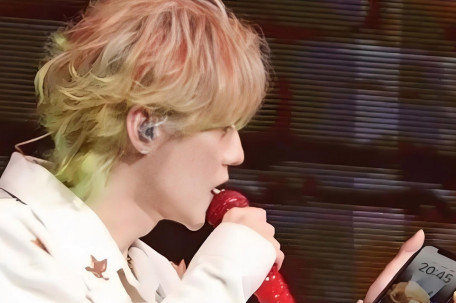 鹿晗发现伴舞的屏保是自己