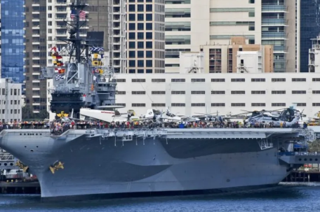 一声巨响 美“传奇航母”被渔船撞了