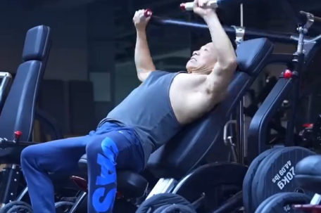 76岁大爷健身42年：感谢妻子支持