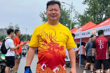 荣昌龙舟比赛 卤鹅哥当鼓手划龙舟