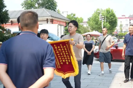 张家界司机用生命救下一车韩国游客