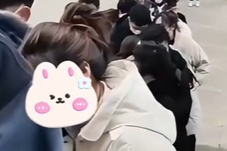 工作人员回应年后婚姻登记排长龙