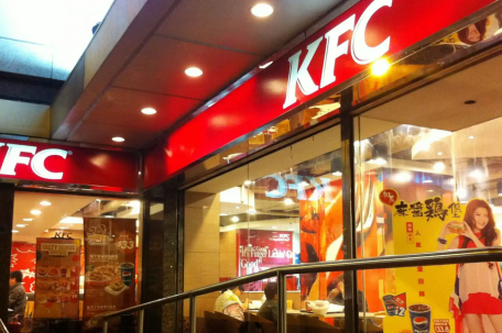 老人为乘凉挤满肯德基 街道办回应