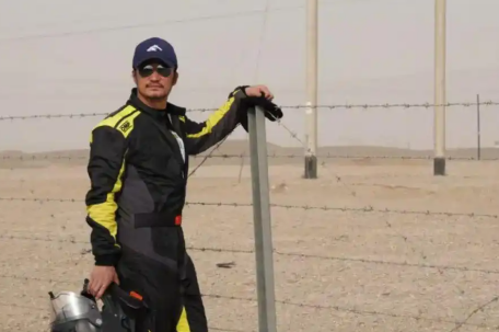 吴京车坏在高速路上 没赶上拉力赛