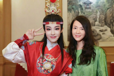 章子怡素颜带女儿看陈丽君演出