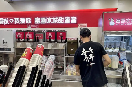 蜜雪冰城用脚关水桶员工道歉