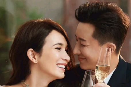 韩庚陪卢靖姗出席首映活动 