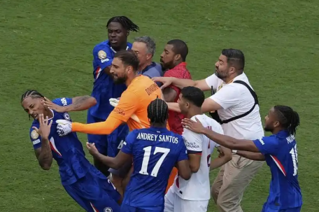 大巴黎输球后主帅锁喉切尔西球员