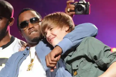 比伯否认遭吹牛老爹性侵