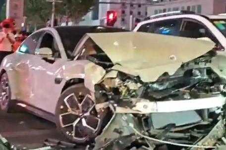 郑州一小米SU7撞16车 司机被控制