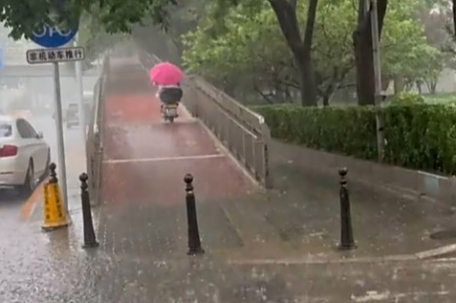 北京大雨道路积水 行车如划船