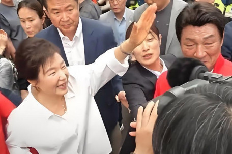 朴槿惠带女保镖逛菜市场