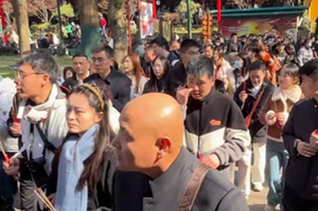杭州灵隐寺“烧头香”的人好多