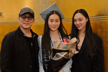 李连杰晒小女儿Jada毕业照
