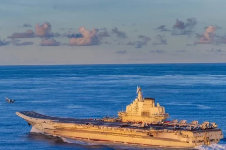 中国双航母首次同时现身西太