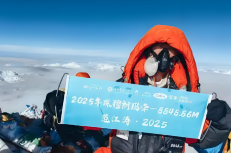 珠峰救人男子：救下1条命 煎熬700天 