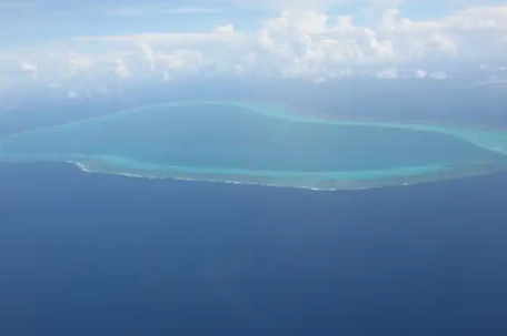 菲护卫艇非法侵入中国黄岩岛领海