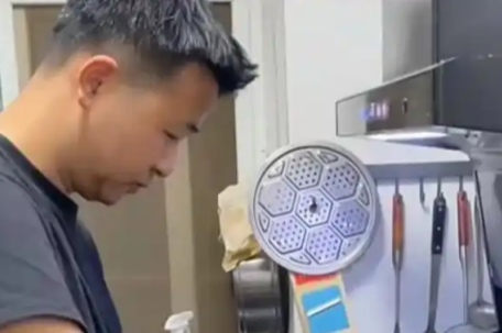 小伙白天上班晚上送外卖攒钱结婚