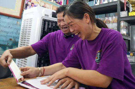 父母代签孩子清华录取通知书时哭了