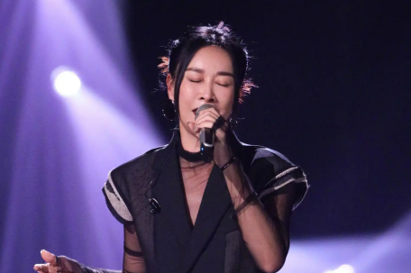 那英唱着唱着又笑场 直接演起了小品