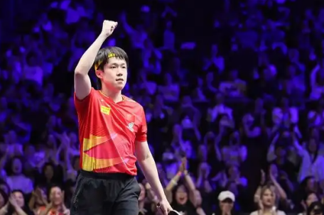 王楚钦获胜后将球打给观众