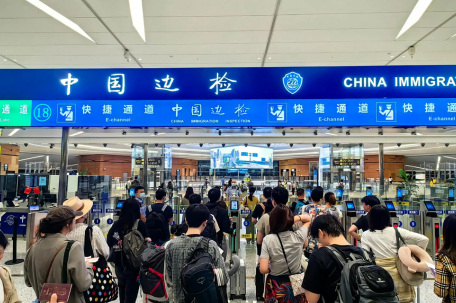 外国游客扎堆扫货“中国造”