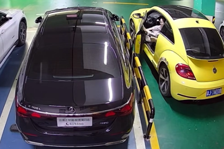 违停者屡次开门杀车主自费装护栏