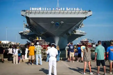 美航母福特号启程