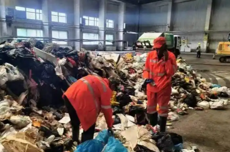 环卫工翻垃圾找手表是游客投诉要求