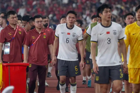 国足0-2不敌日本