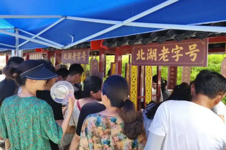 73年历史的星级酒店摆摊卖卤味