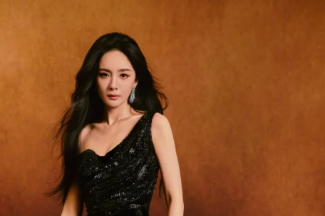 杨幂致辞踩到裙子摔倒