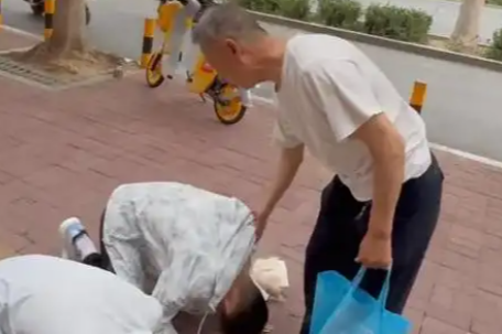 双胞胎考场外跪谢爷爷