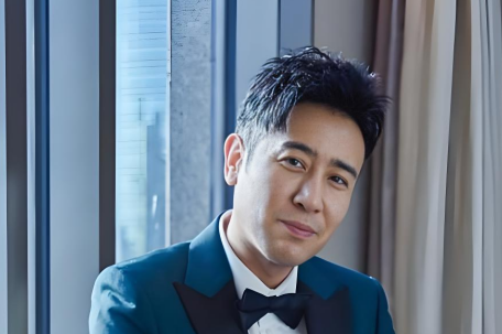 于和伟白玉兰红毯发呆撅嘴好可爱