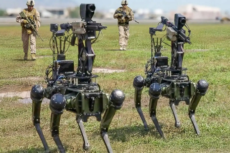 解放军机器狼背枪冲锋 配合步兵进攻