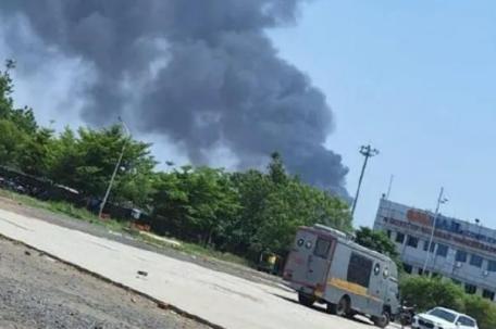 一架客机在印度坠毁 机上载有242人