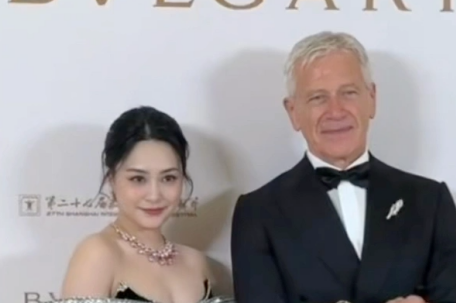 阿娇上影节红毯造型显臃肿