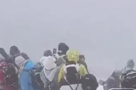 上万人涌去杭州周边追雪 多车碰撞