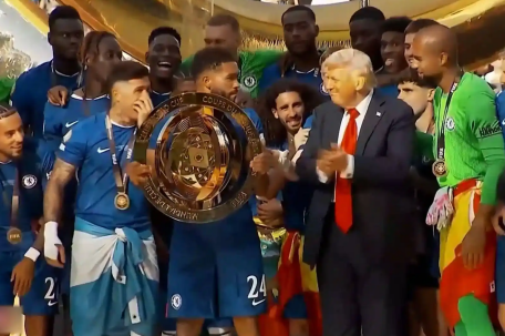 特朗普为切尔西颁奖硬站C位 球员愣住