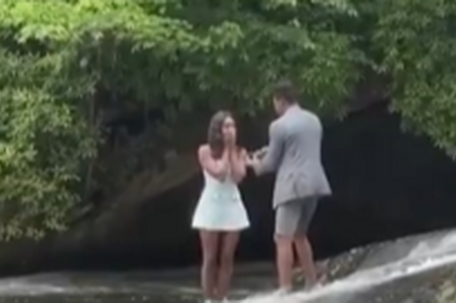 男子在瀑布求婚 还没跪下就被冲走