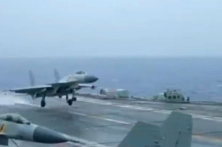 歼-15西太平洋雨中带弹驱离外机