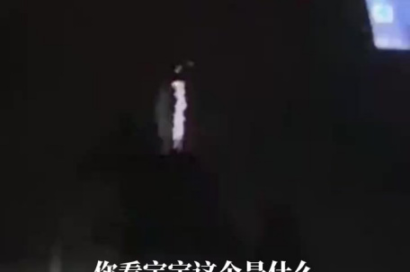 男子称凌晨开车遇不明发光物