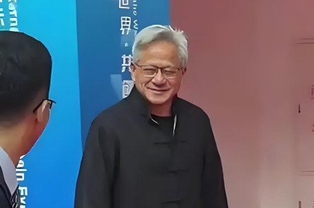 黄仁勋脱下皮衣 穿唐装亮相链博会