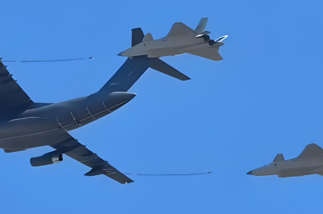 网友拍到空军战机编队训练