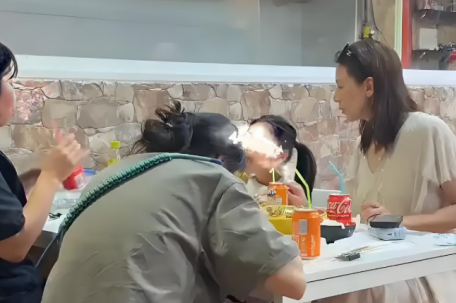 高圆圆带女儿在巴塞罗那吃麻辣烫 