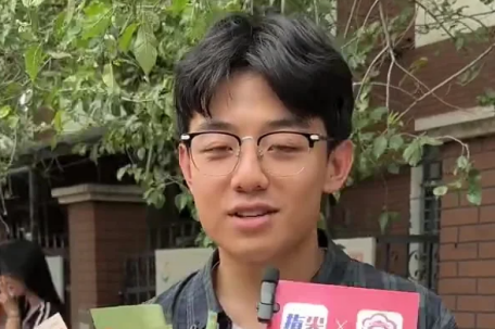 第一批高考结束的同学出现了