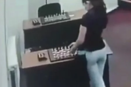 俄女棋手在棋盘涂水银毒晕对手